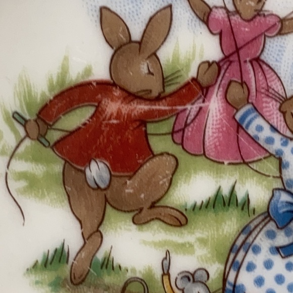 Royal Doulton Bunnykins Bowl, Flying Kites - Picture 8 of 8